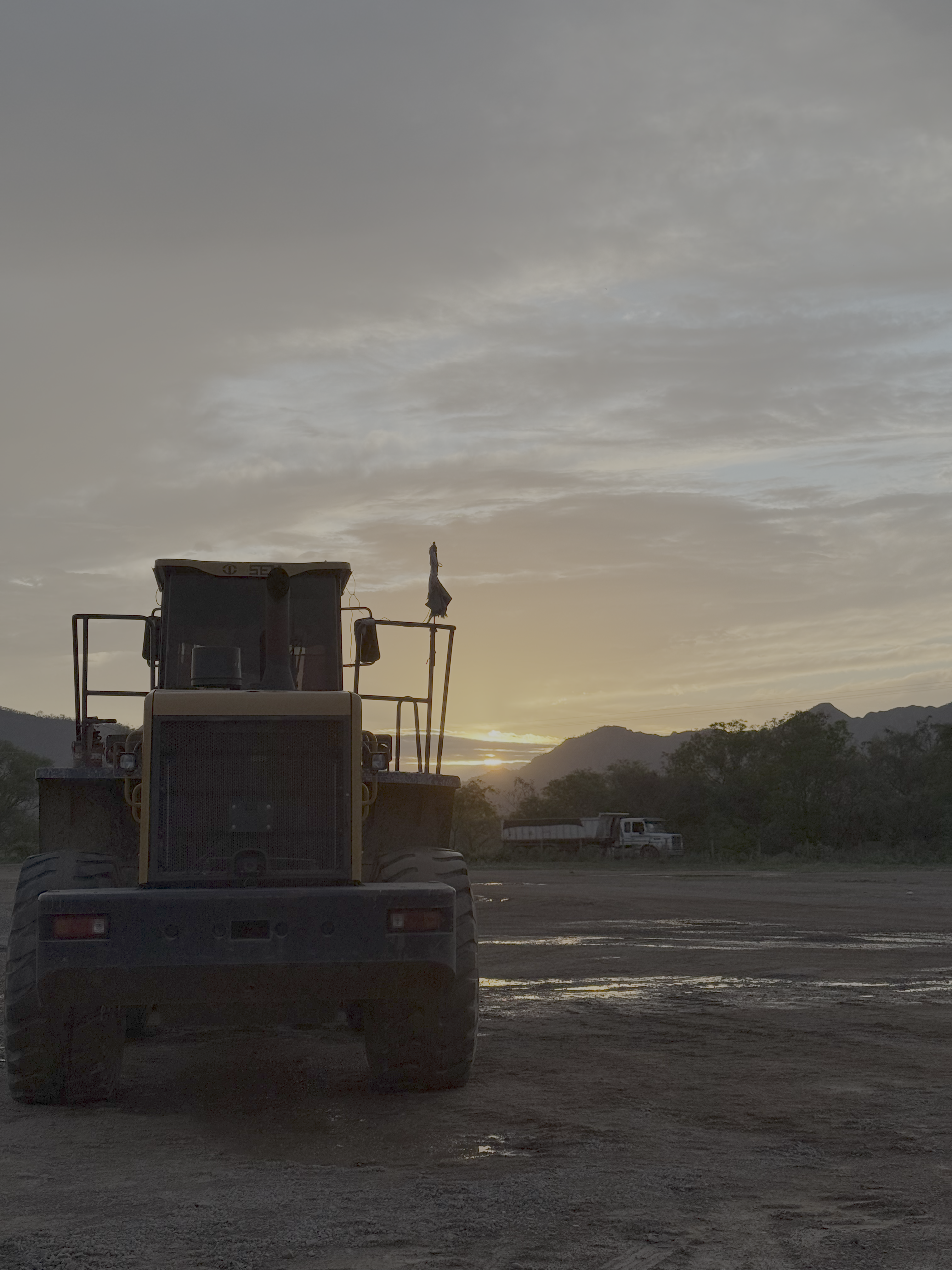 Cargadora al amanecer