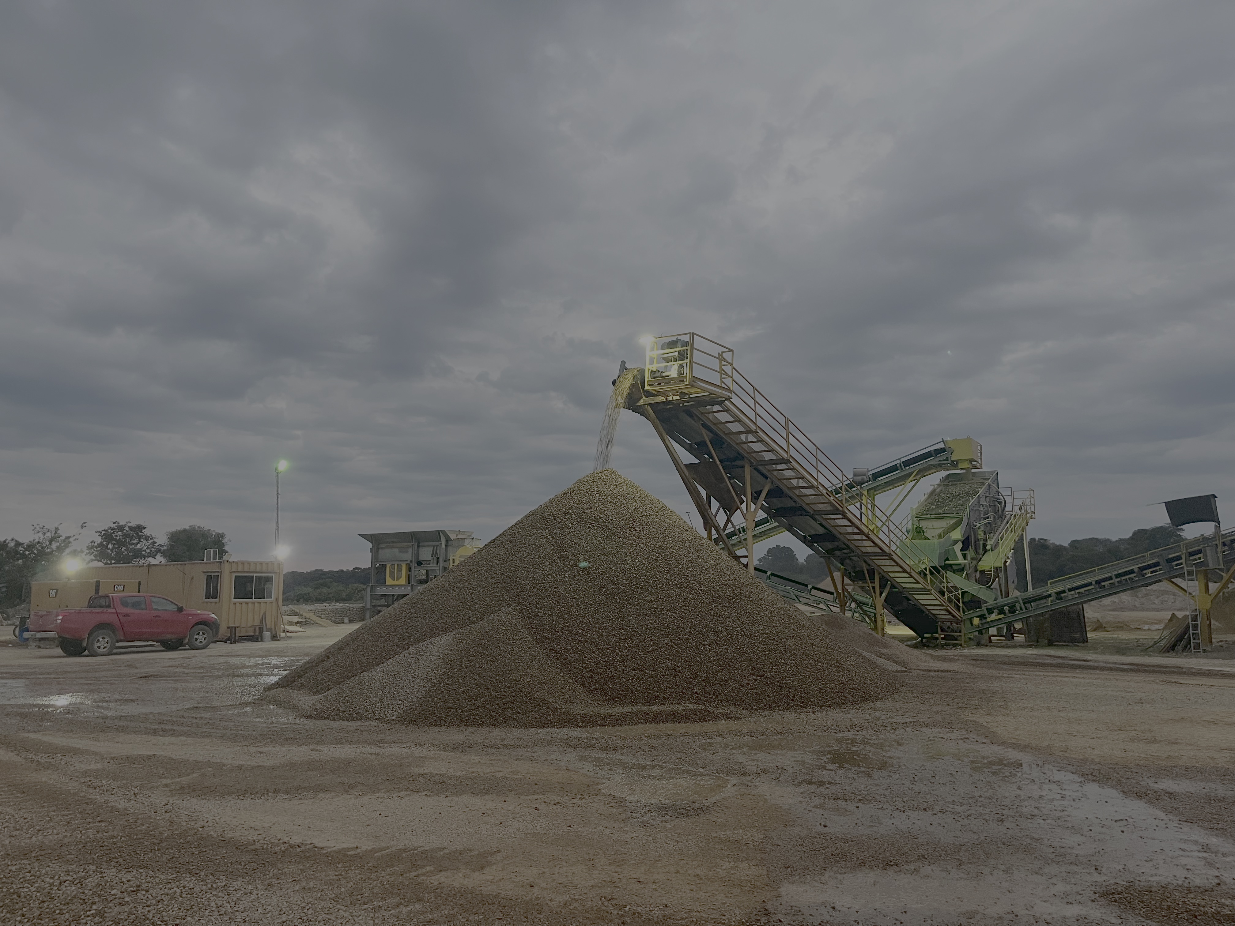 Planta de producción de áridos al amanecer